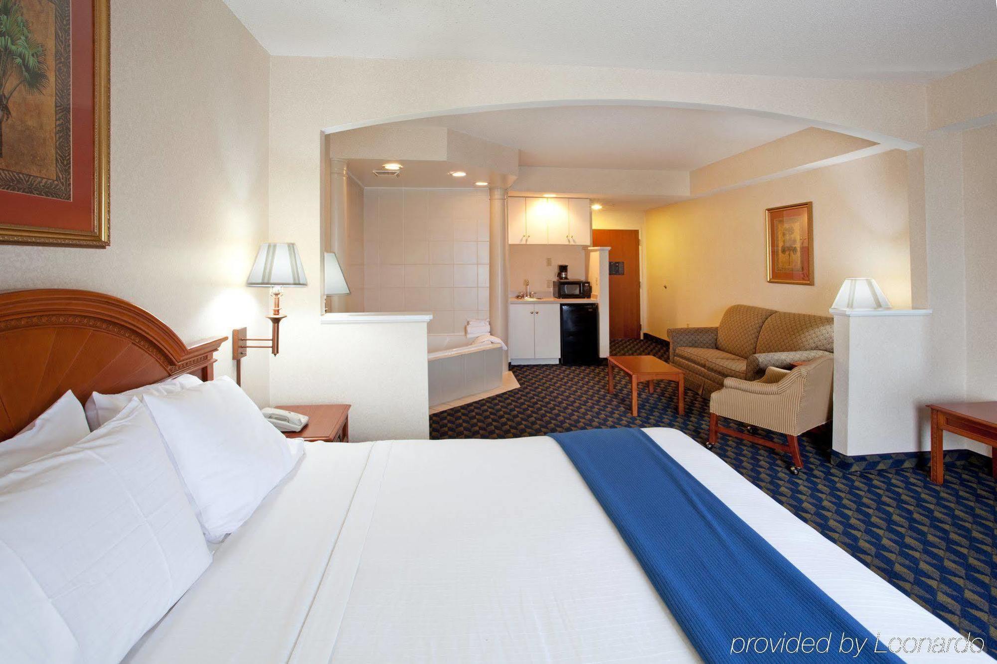 Holiday Inn Express & Suites Orangeburg By Ihg Exterior photo