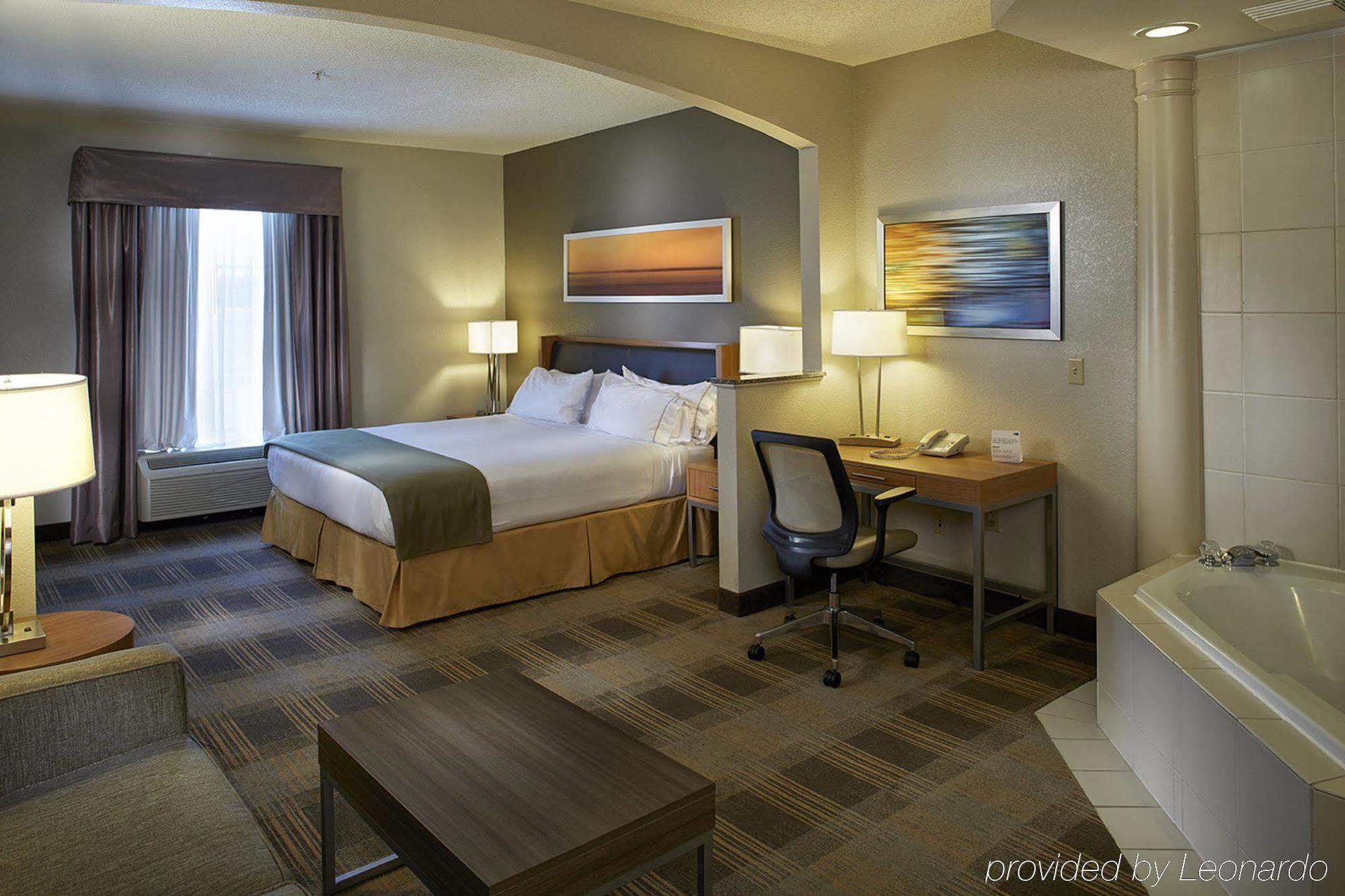 Holiday Inn Express & Suites Orangeburg By Ihg Exterior photo